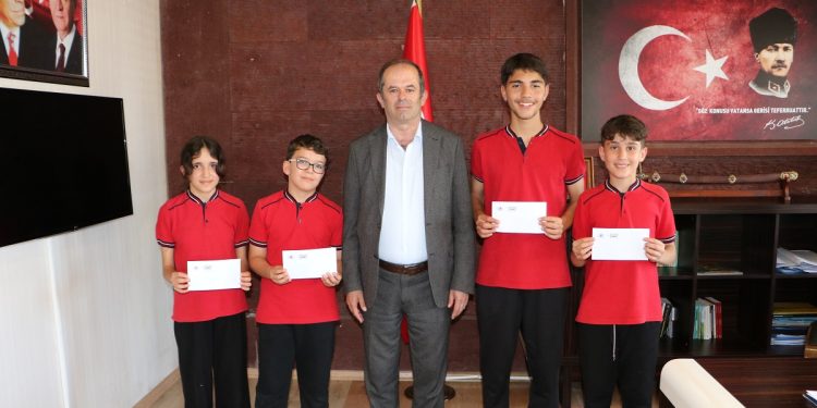Bursluluk Sınavını Kazanan Öğrencilere Anlamlı Ödül