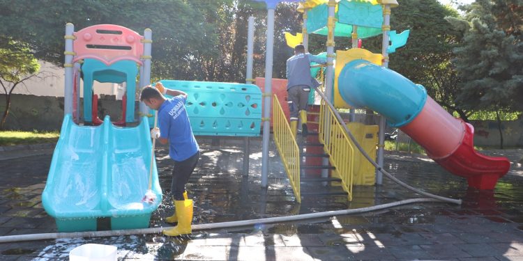 Uçhisar Belediyesi’nden Çocuk Parklarında Kapsamlı Temizlik Çalışması